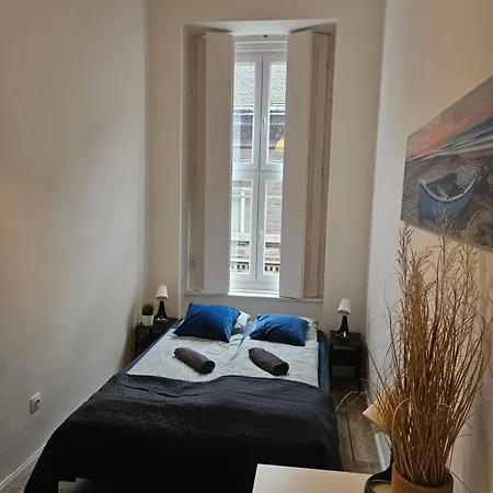 Hostel Near To Bohem Center Boedapest